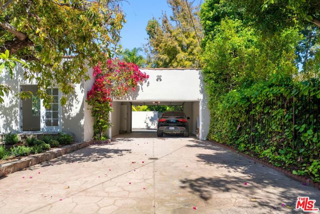 1004 N Beverly Drive, Beverly Hills CA: https://media.crmls.org/mediaz/985eaa31-f38b-4a73-b5eb-9118293078e4.jpg