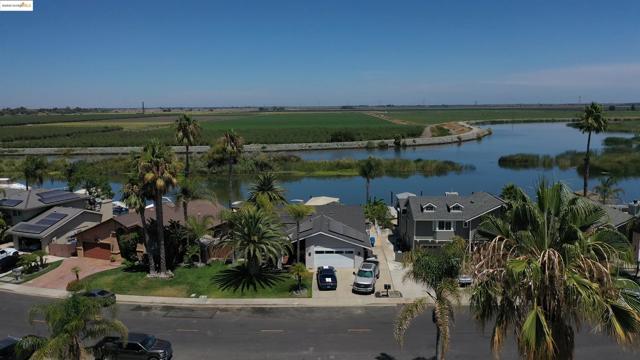 435 Discovery Bay Blvd, Discovery Bay CA: https://media.crmls.org/mediaz/985f3ec3-b0b5-40f3-9313-e71a77b9b993.jpg