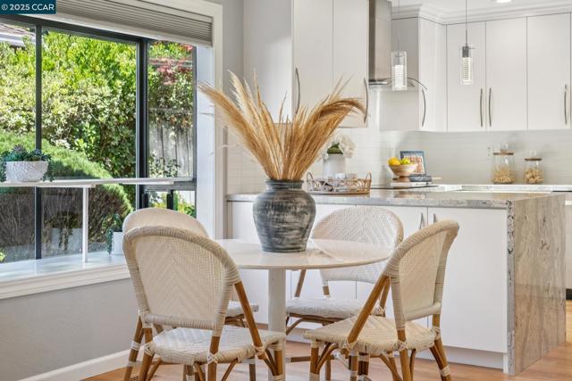 3245 Newport Court, Walnut Creek CA: https://media.crmls.org/mediaz/985f918d-2513-4dfb-817a-e4c2bca9b01b.jpg