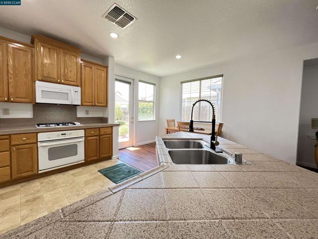 1870 Zurlo Way, Sacramento CA: https://media.crmls.org/mediaz/98601677-ed71-4335-8ebc-332fda006003.jpg