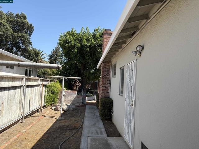 3041 Concord Blvd, Concord CA: https://media.crmls.org/mediaz/98605b95-a150-409e-985b-a8360b50976e.jpg