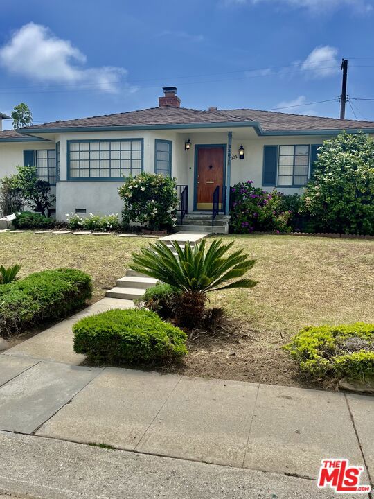 3331 Inglewood Boulevard, Los Angeles CA: https://media.crmls.org/mediaz/9860a430-95cb-4ad0-990f-5ae3af27adb9.jpg