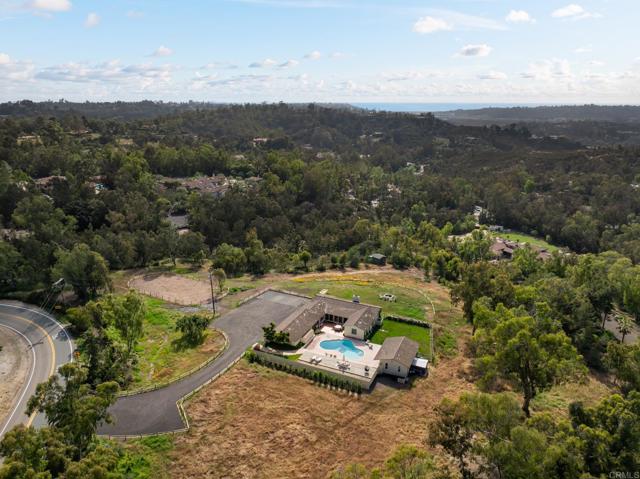 5306 Linea Del Cielo, Rancho Santa Fe CA: https://media.crmls.org/mediaz/9861471a-3b65-42d5-9b45-0ca344b169ae.jpg