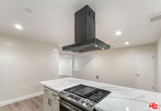 942 7th Street, Santa Monica CA: https://media.crmls.org/mediaz/98618468-f0cc-452e-b2c0-86c4be1aa093.jpg