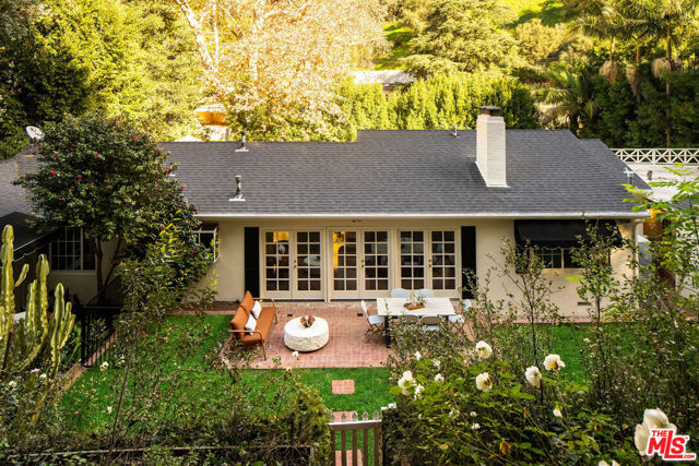 2533 Benedict Canyon Drive, Beverly Hills CA: https://media.crmls.org/mediaz/986217e2-36ce-44da-88c9-498c788507dc.jpg