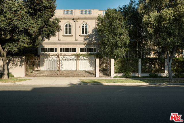 628 N Rodeo Drive, Beverly Hills CA: https://media.crmls.org/mediaz/9862937d-e55b-4909-b35b-581070d15bc2.jpg