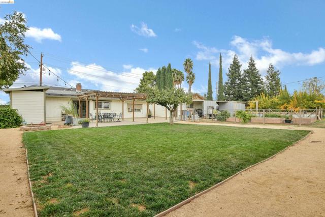 2661 Walnut Blvd, Brentwood (CC) CA: https://media.crmls.org/mediaz/986312a8-0a48-4703-993e-4f3ae423b0df.jpg