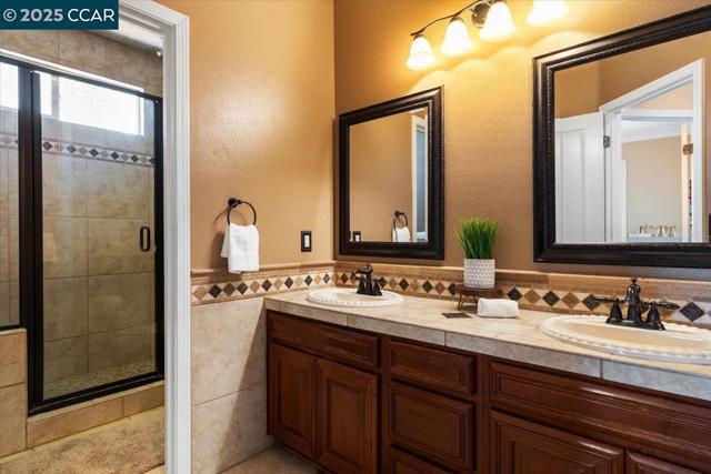1669 Albani Place, Brentwood CA: https://media.crmls.org/mediaz/9863ac82-0e0b-4d48-aa2c-264025c17640.jpg