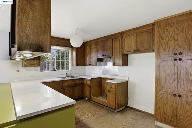 Image 13 of 48 For 2550 Damuth St