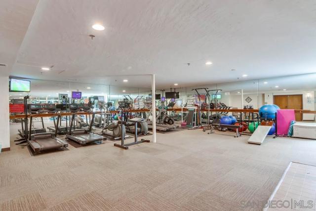 2445 Brant St, San Diego CA: https://media.crmls.org/mediaz/9863cb45-1561-42ed-9f1c-0c46bbb7e04a.jpg
