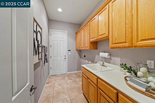 2078 Bridgeport Loop, Discovery Bay CA: https://media.crmls.org/mediaz/9863d5fc-8460-476e-926b-9eee073141a1.jpg