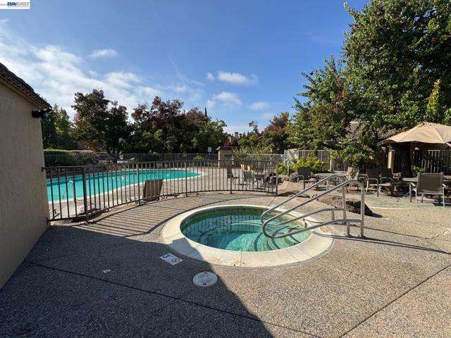 39206 Guardino Dr, Fremont CA: https://media.crmls.org/mediaz/9866e546-2592-4844-8743-a6fefa03ede8.jpg