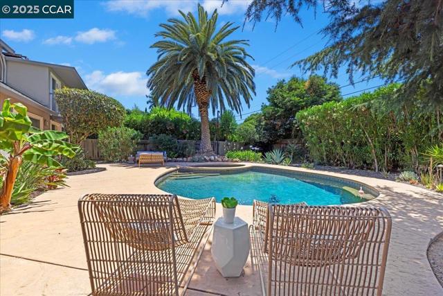 1759 Crescent Dr, Walnut Creek CA: https://media.crmls.org/mediaz/98671066-abcd-4da1-b549-da6d81ea7622.jpg