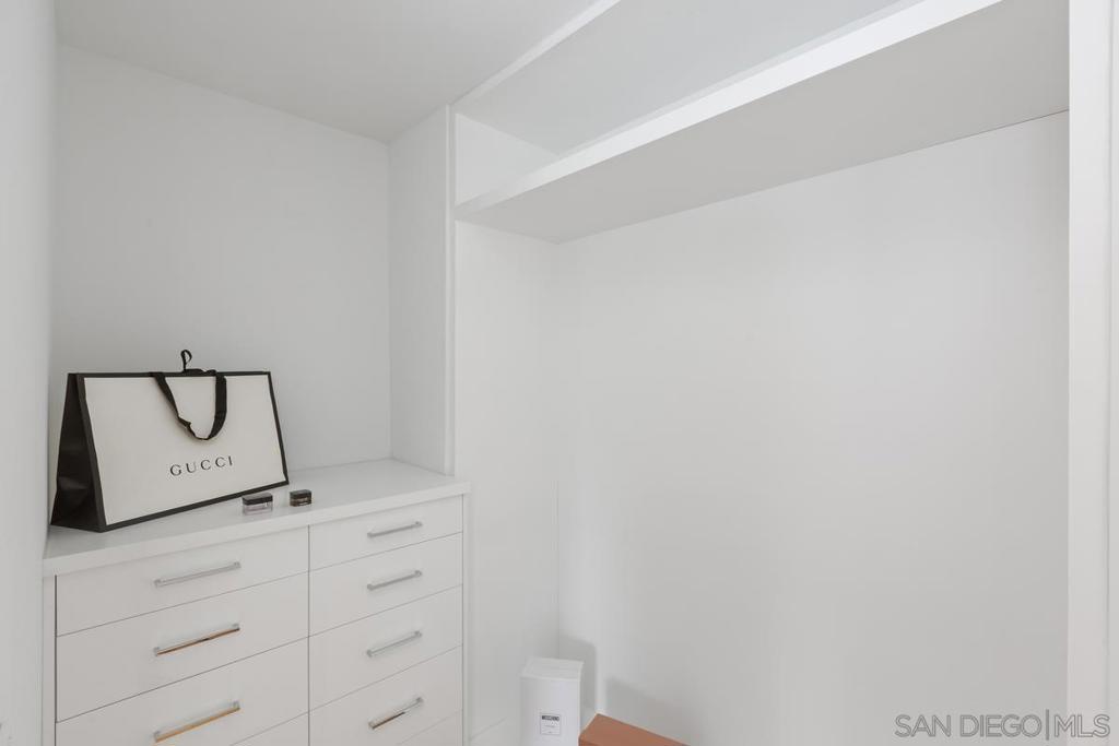 https://media.crmls.org/mediaz/986782f6-c578-4c45-8d1d-65367117d4f7.jpg?preset=X-Large