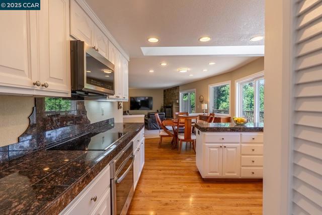 6082 Slopeview Ct, Castro Valley CA: https://media.crmls.org/mediaz/9868c766-8421-4447-9012-f6fd5ca68081.jpg