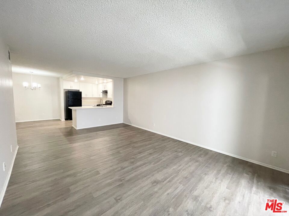 https://media.crmls.org/mediaz/9869a0b1-470c-48c5-abf5-9e641bba9de3.jpg?preset=X-Large