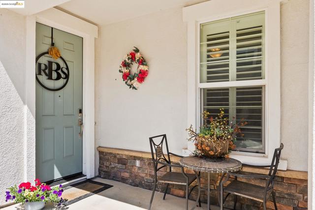 907 Snapdragon Way, Brentwood CA: https://media.crmls.org/mediaz/986a3388-78f5-4f27-ad5d-a20082516b4e.jpg