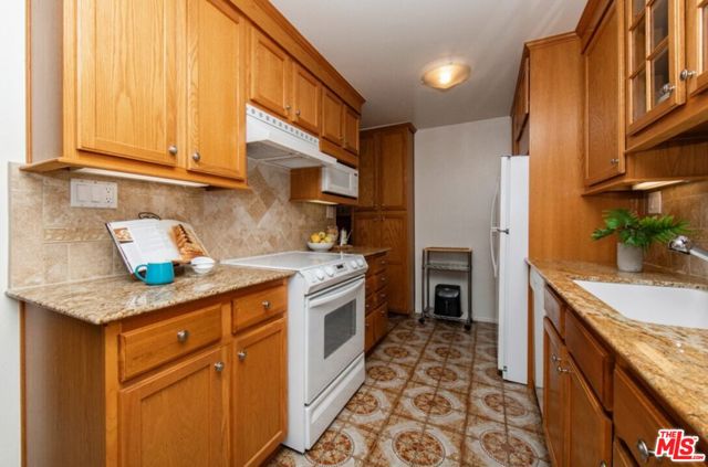 6000 CANTERBURY Drive, Culver City CA: https://media.crmls.org/mediaz/986ae610-8143-4f69-acb5-3d78be9c0a53.jpg