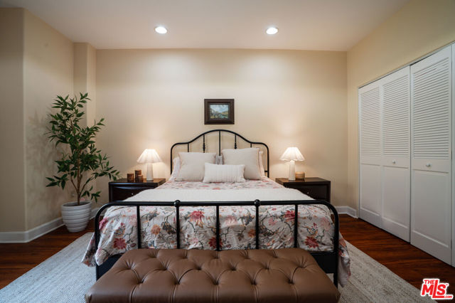 1331 N Sycamore Avenue, Los Angeles CA: https://media.crmls.org/mediaz/986ba024-7728-4434-9393-fe7e0125896b.jpg