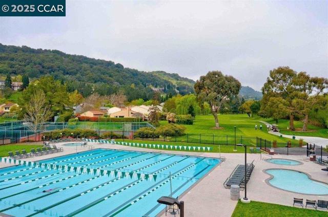 1716 Saint Andrews Drive, Moraga CA: https://media.crmls.org/mediaz/986c4a39-39f3-48e0-8751-518eb91b338d.jpg