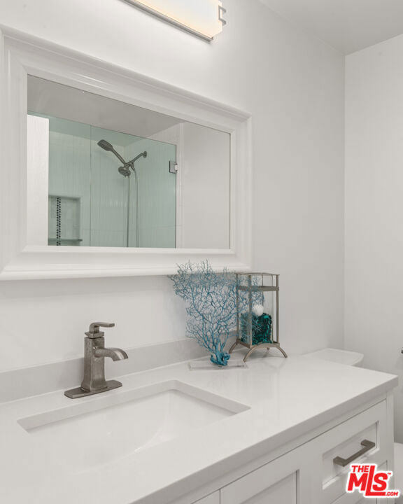 11862 Starfish Lane, Malibu CA: https://media.crmls.org/mediaz/986d336f-76d1-4c2f-a286-7ba13d59af45.jpg