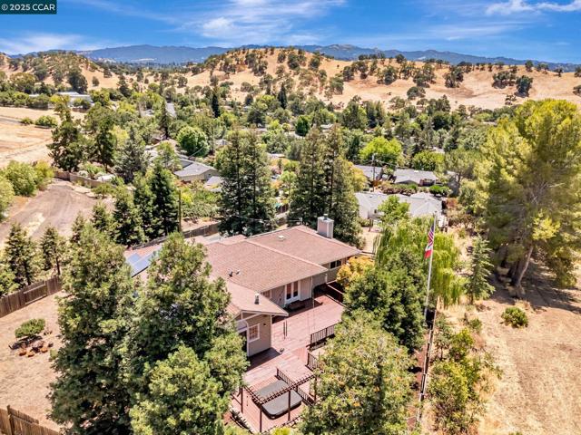 631 La Vista Rd, Walnut Creek CA: https://media.crmls.org/mediaz/986d7e40-95c2-4e79-8150-dcf3431bd9b1.jpg