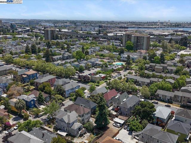 1013 Chestnut St, Oakland CA: https://media.crmls.org/mediaz/986ea3ec-5534-4e75-aa59-73ff0e3691df.jpg