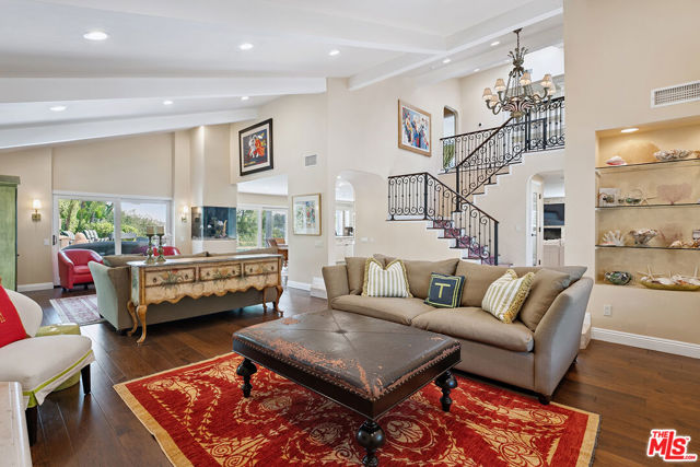 23306 Park Hacienda, Calabasas CA: https://media.crmls.org/mediaz/986f7d39-d804-4c92-9875-48cc95122ec5.jpg