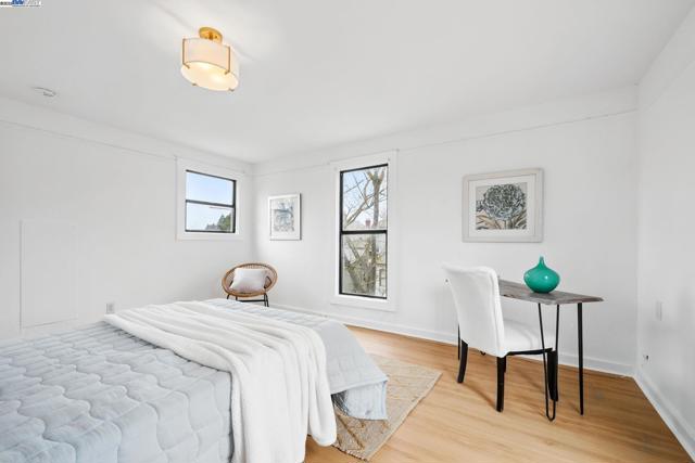 1572 Lincoln Ave, Alameda CA: https://media.crmls.org/mediaz/987077c4-f110-4878-9e8c-d9addd1046f1.jpg
