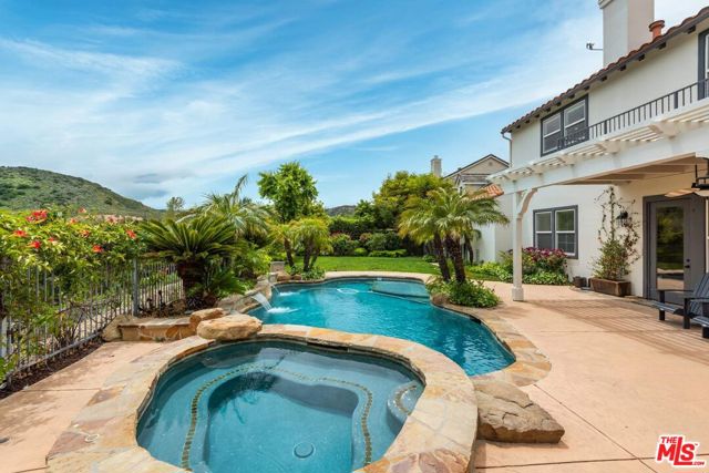 4110 Prado De Los Zorros, Calabasas CA: https://media.crmls.org/mediaz/98709fb9-230b-4997-96e8-2b90bccfea39.jpg