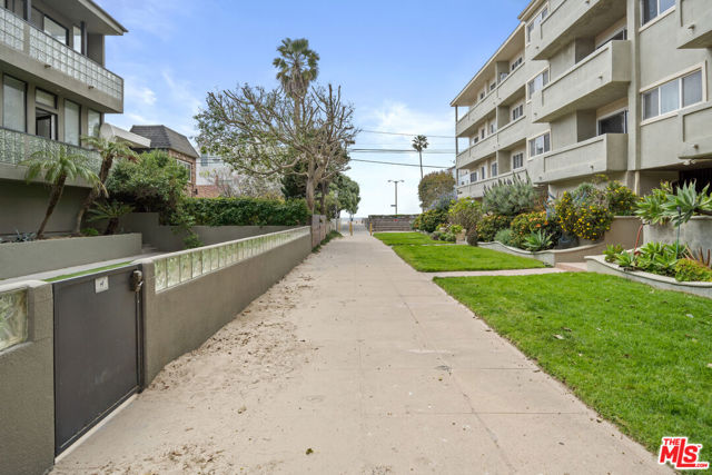 20 28TH Avenue, Venice CA: https://media.crmls.org/mediaz/9870da31-fa15-477f-b86e-1482a4dcdfaf.jpg