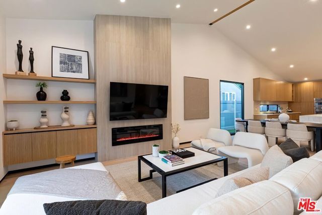 5437 Noble Avenue, Sherman Oaks CA: https://media.crmls.org/mediaz/987142ca-724b-4de1-a112-7feeb72db4db.jpg