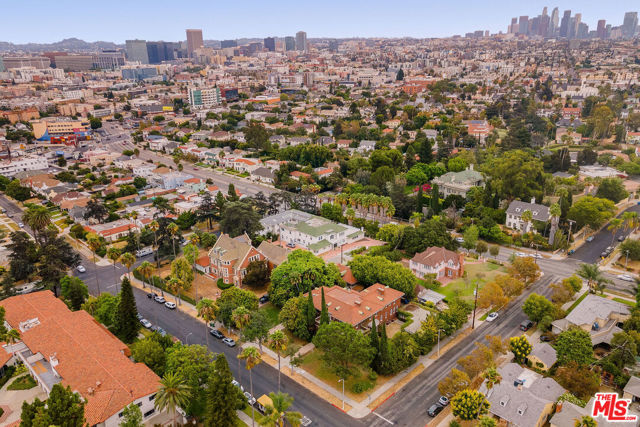 1130 Westchester Place, Los Angeles CA: https://media.crmls.org/mediaz/9871964a-a5b6-4de9-bedc-a62139cd182c.jpg