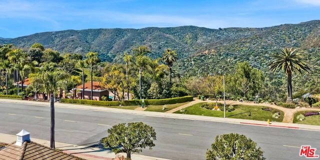 2286 Canyonback Road, Los Angeles CA: https://media.crmls.org/mediaz/9871c0f0-85f8-47e5-b52b-aa26f92912f0.jpg
