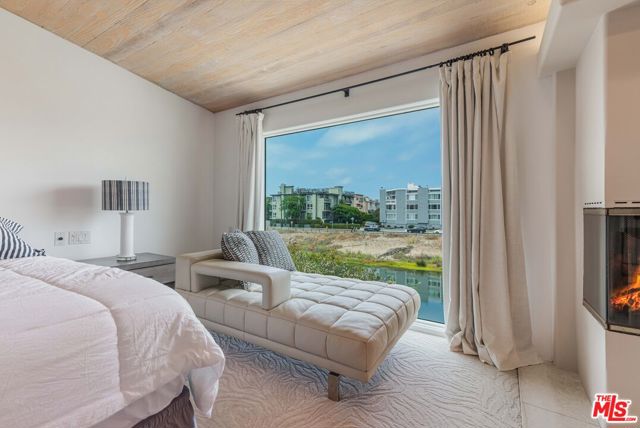 4611 Roma Court, Marina del Rey CA: https://media.crmls.org/mediaz/98725a22-2c81-4574-a9dc-525695c649b6.jpg