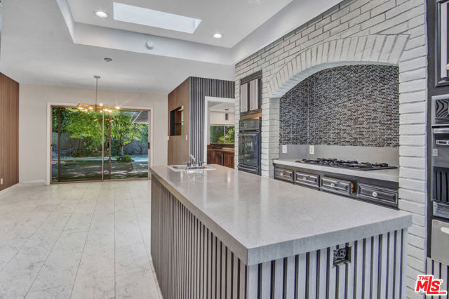 11410 Canton Drive, Studio City CA: https://media.crmls.org/mediaz/9872e405-7712-4467-a621-e7982d7c8df6.jpg