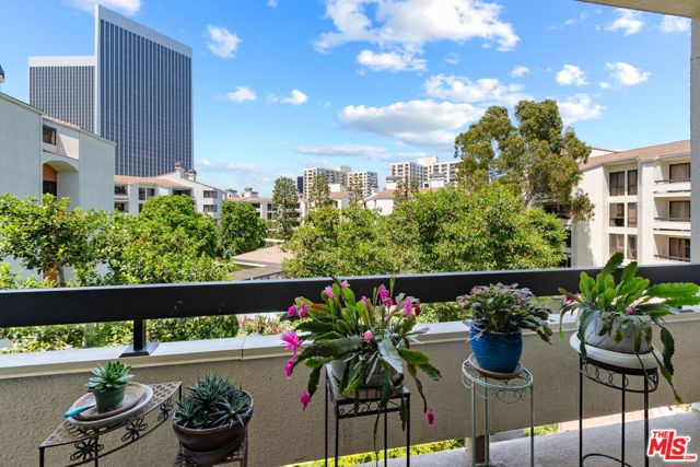 2102 Century Park Lane, Los Angeles CA: https://media.crmls.org/mediaz/98730830-bf18-4e5c-b156-c778429fe575.jpg