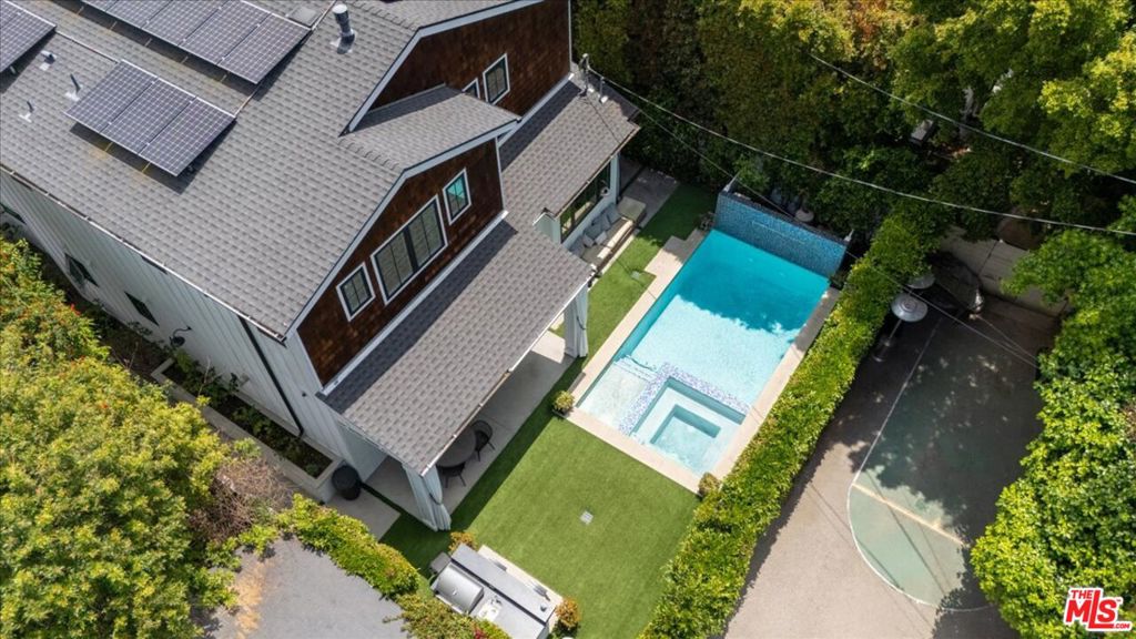 https://media.crmls.org/mediaz/98733494-a906-4ea1-8e74-ee7f4ed47811.jpg?preset=X-Large