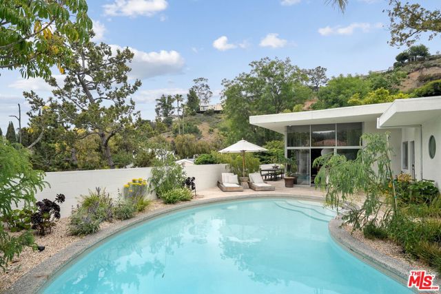11513 Dona Cecilia Drive, Studio City CA: https://media.crmls.org/mediaz/9873dedc-b3b0-4a2f-9b96-70059685cd14.jpg