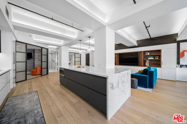 849 S Broadway, Los Angeles CA: https://media.crmls.org/mediaz/98754091-8f76-49fb-92ae-c6d53acb6a51.jpg