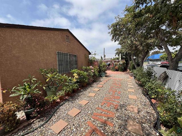 872 74 Duval St, San Diego CA: https://media.crmls.org/mediaz/98754c8c-4253-46bc-8897-c0f774364701.jpg