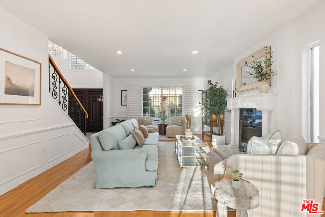 16979 Encino Hills Drive, Encino CA: https://media.crmls.org/mediaz/98759024-67d4-4034-ba20-839acc5fca1b.jpg