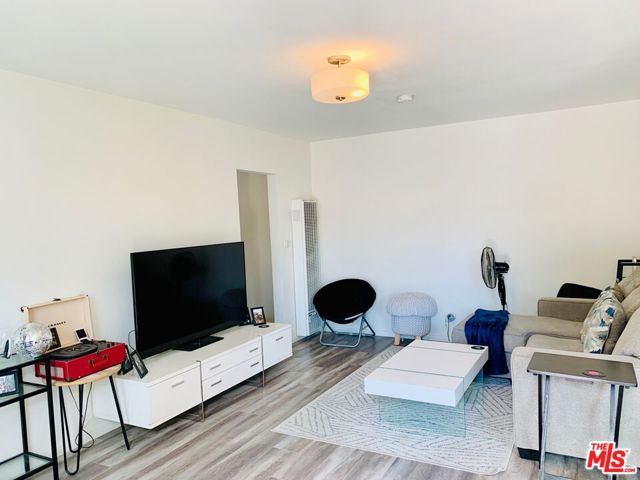 5511 Smiley Drive, Los Angeles CA: https://media.crmls.org/mediaz/9875b344-92ce-4570-93f4-17ae1be8205d.jpg