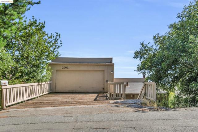 2001 Manzanita Dr, Oakland CA: https://media.crmls.org/mediaz/9876b1e8-ea4e-4342-ab1f-1a0083208019.jpg
