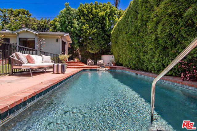 745 25th Street, Santa Monica CA: https://media.crmls.org/mediaz/9876df23-6234-4714-85c4-d7067df30134.jpg