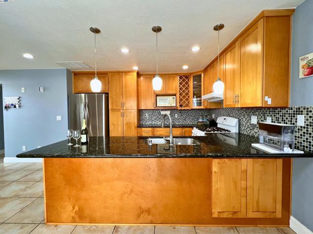 85 Phillips Ct, Tracy CA: https://media.crmls.org/mediaz/987793bc-96dd-465f-ab48-d8b5668fb9e4.jpg