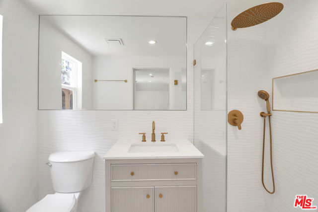 1107 Alfred, Los Angeles CA: https://media.crmls.org/mediaz/98784616-868c-447f-8033-02b4287490df.jpg