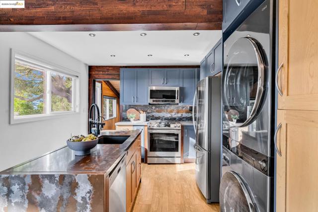 6141 Merriewood Dr, Oakland CA: https://media.crmls.org/mediaz/98789749-f2cb-4dda-8e77-ca670b32819e.jpg