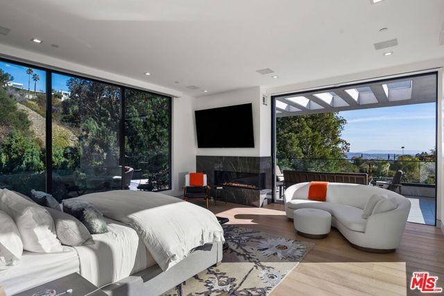 1527 Rising Glen Road, Los Angeles CA: https://media.crmls.org/mediaz/9879136b-92e1-4b14-b627-16740091213b.jpg