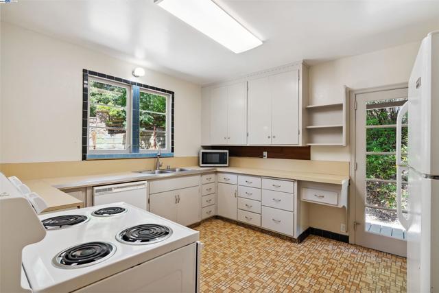 3476 Springhill Rd, Lafayette CA: https://media.crmls.org/mediaz/98796482-0b7d-49f8-9150-6bc8f7622fb2.jpg